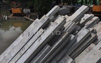 Pemasangan beton ini juga untuk mencegah banjir akibat sungai meluap.