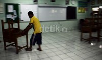 Selain dibersihkan dari lumpur, gedung sekolah juga akan difogging untuk mencegah demam berdarah dan kuman lain. Ramses/detikFoto.