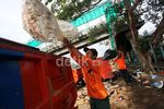 Bersihkan Sampah Sisa Banjir