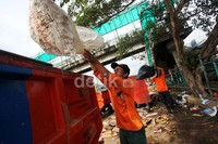 Petugas mulai membersihkan sampah yang berserakan di Jl Abdullah Syafei, Kampung Melayu, Jakarta Timur.