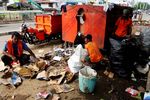 Bersihkan Sampah Sisa Banjir