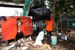 Bersihkan Sampah Sisa Banjir