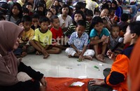 Berbagai elemen relawan memberikan edukasi kepada anak-anak di lokasi pengungsian.