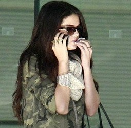 Putus Cinta Lagi, Selena Gomez Nyanyikan Cry Me a River