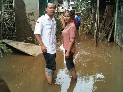Kunjungi Lokasi Banjir, Banyu Biru Gandeng Pevita Pearce