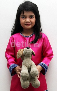 Ia berpose dengan boneka kesayangannya. Gus Mun/detikHOT.