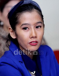 Ardina Rasti tampak lelah.