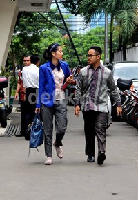 Rasti saat ditemui di Komnas Perempuan, Jalan Latuharhari, Kuningan, Jakarta Selatan, Senin (21/1/2013). Ia tampak mengenakan atasan motif bunga yang berkerah biru, blazer dan bando biru, dan celana abu-abu.