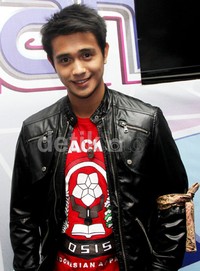 Ia tampil mengenakan kaus merah bertuliskan OSIS dan jaket kulit hitam. Gus Mun/detikHOT.
