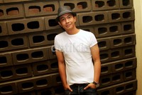 Ia tampak casual dengan balutan kaus putih dan celana jeans. Gus Mun/detikHOT.