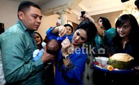 Pasangan Krisdayanti dan Raul Lemos menggelar akikah untuk anak kedua mereka Kellen Alexander Lemos di usianya yang ke 40 hari. (dok. detikHOT)