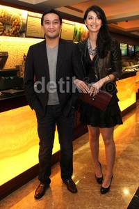     Velove Vexia dan pria misteriusnya. (dok. detikHOT)