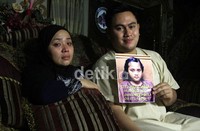     Muzdhalifah tak kuasa menahan tangisannya karena anak keduanya, Nana yang diculik belum juga kembali. (dok. detikHOT)