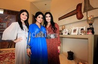 Di tengah kesibukan, Iis Dahlia, Kristina, dan Krisdayanti sering menyempatkan diri untuk berkumpul bersama.