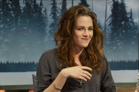 Senyuman imut nan lucu Kristen Stewart di acara TV 'El Hormiguero', di Vertice Studio, Madrid, Spanyol. Juan Naharro Gimenez/Getty Images.