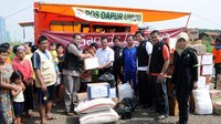 Warga korban banjir di Duri Kosambi, Cengkareng, Jakarta Barat, menerima bantuan. (Dok Garuda).