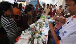 Warga Antri Pengobatan Gratis