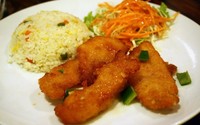 Nasi goreng plus ayam saus lemon begitu sedap disantap hangat-hangat. Ditambah salad segar sebagai pelengkap.