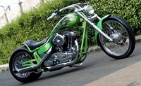 Bayangkan saja motor gede (moge) ini dibuatnya mengusung gaya pro-street dan dibalut dengan warna yang mencolok yakni hijau. (Ariawan Wijaya)