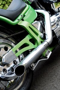 Dalam mempodifikasinya, Ari membuat custom frame yang disesuaikan dengan aliran pro-street. Pembuatan custom lainnya seperti knalpot, tempat duduk, gas tank dan handle bar. (Ariawan Wijaya)