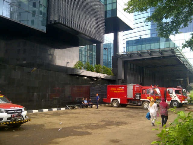 Polisi Langsung Olah TKP Begitu Lantai Basement 3 Plaza UOB Selesai Dikuras