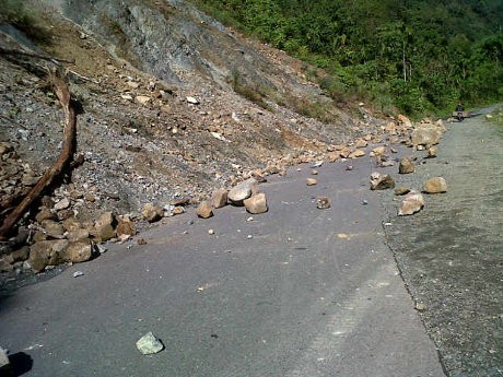 Dampak Gempa 6 SR Aceh, Jalan Retak & Batu Besar Berserakan