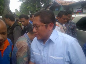 Bersepatu Boot, Anas Kunjungi Korban Banjir di Jl Lodan