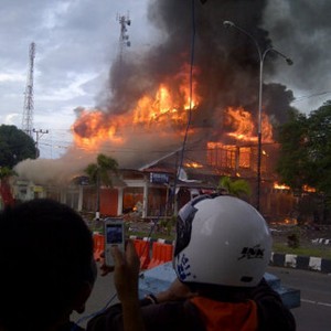 Rusuh Sumbawa Versi Warga