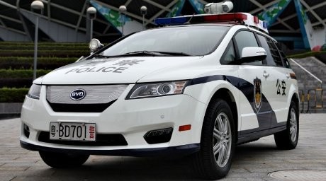 Polisi China Patroli Naik Mobil Listrik