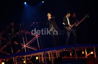 Penonton pun tak segan-segan untuk ikut bernyanyi bersama.