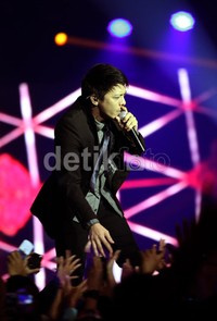 Ariel menyapa penonton.