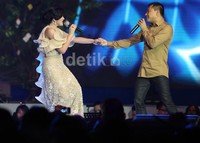 Keduanya pun dinobatkan sebagai Duo/Grup Kolaborasi Terdahsyat.