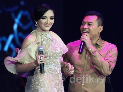 Kemesraan Anang & Ashanty di Atas Panggung
