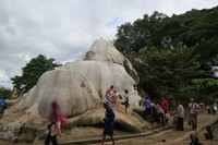 Tirta Sanita Hot Springs & Outbound, di Desa Ciseeng, Parung, bisa menjadi pilihan yang asyik dan tidak jauh dari Jakarta. Ada gunung kapur yang mengeluarkan air panas yang menyegarkan. Tiket masuknya Rp 8.000 untuk dewasa dan Rp 6.000 untuk anak (Fitraya/detikTravel)