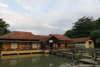 Anda bisa memilih kamar mandi air panas dengan tarif Rp 10.000 per 15-20 menit. Ada 9 kamar mandi air panas yang digunakan. Kalau musim kemarau, debit airnya lebih tinggi dan airnya lebih panas dari pada musim hujan (Fitraya/detikTravel)