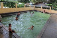Kolam rendam di Tirta Sanita ini tiketnya Rp 5.000 per orang. Karena berada di area terbuka, air di kolam rendam sudah tidak begitu panas dan murni lagi. Akan tetapi, khasiatnya masih tetap terjaga (Fitraya/detikTravel)