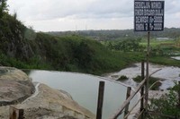 Di belakang parkiran resmi Tirta Sanita, ada lagi pemandian air panas Gunung Hitam. Fasilitas pemandian ini masih terlihat seadanya dan dikelola oleh penduduk setempat dengan tarif Rp 5.000 untuk dewasa dan Rp 3.000 untuk anak-anak (Fitraya/detikTravel)