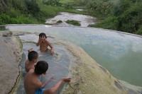 Walaupun kamar bilasnya tampak seperti jamban kampung, Gunung Hitam punya pemandangan yang dahsyat. Kolam rendamnya menghadap lembah di Parung dengan pemandangan yang hijau asri. Desain kolamnya pun tidak sengaja berbentuk seperti infinity pool dimana air jatuh langsung ke tebing (Fitraya/detikTravel)