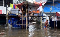 Sebagian warga tetap bertahan meski rumahnya terendam banjir.