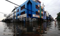 Banjir di kawasan ini tingginya mencapai 60 cm.