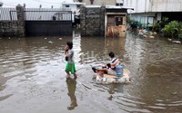 Warga beraktivitas dengan menggunakan perahu rakitan.