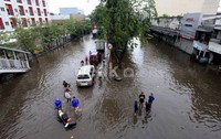 Hanya kendaraan besar yang berani melalui banjir dengan ketinggian hingga 60 cm tersebut.