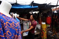 Seorang pedagang merapihkan barang dagangannya di Pasar Jati Baru Tanah Abang, Jakarta Pusat.