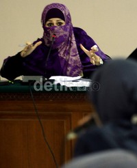 Neneng mengajukan sejumlah pertanyaan kepada Ruwaidah. Ramses/detikFoto.