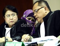 Neneng berdiskusi dengan kuasa hukumnya. Ramses/detikFoto.