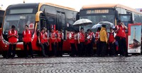 Hujan gerimis mengiringi peluncuran e-ticketing bus TransJakarta.