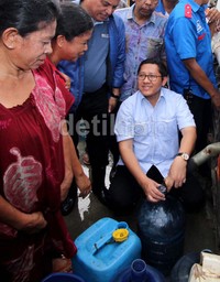 Anas berbincang dengan warga.