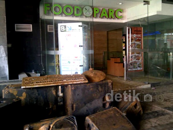 Banjir Sisakan Lumpur di Basement 1 Paza UOB