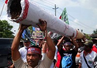 Para petani dari berbagai kecamatan di Kabupaten Klaten menyatakan menolak PP No 109/2012 tentang Pengamanan Bahan yang Mengandung Zat Adiktif pada Tembakau bagi Kesehatan. Petani meminta pemerintah membatalkan PP tersebut.