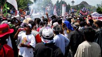 Ribuan petani dari berbagai kecamatan mendatangi kantor Bupati Klaten di Jl Pemuda Selatan untuk meminta dukungan agar PP tersebut dibatalkan.